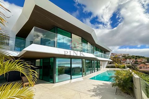 Luxe villa met 4 slaapkamers in Funchal met zwembad, panoramisch uitzicht, modern design en eersteklas faciliteiten. Suites met balkon, ingerichte keuken, recreatieruimtes en energie-efficiëntie. Comfort, privacy en verfijning, op een bevoorrechte lo...