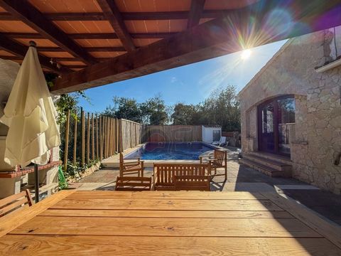 En la soleada urbanización de Mas Pere de Calonge, encontramos esta bonita casa unifamiliar recientemente reformada en el año 2022. Rodeada de un jardín plano y con unas vistas abiertas a las montañas. En la primera planta encontramos un amplio salón...