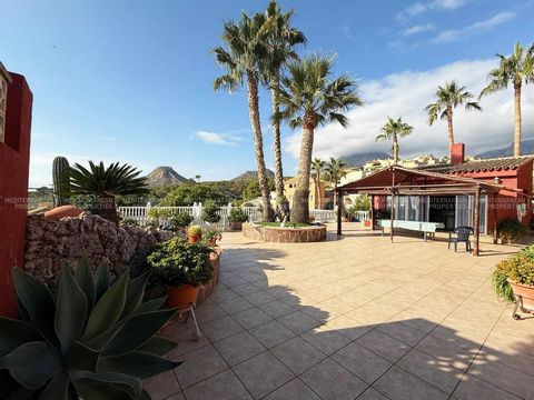 This 370m2 villa, located in a quiet and peaceful area of ​​La Nucía, offers a functional design and ample spaces to enjoy comfort and privacy. With sea and mountain views, this property is ideal for those looking for a home in a natural and relaxing...