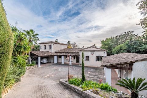 Nur einen Steinwurf vom alten Dorf entfernt in einer sehr begehrten Gegend, bietet dieses prächtige, gut gebaute provenzalische Haus rund 180 m² Wohnfläche: Eingangshalle, helles Wohnzimmer mit Zugang zur Terrasse, separate Einbauküche, zwei Schlafzi...