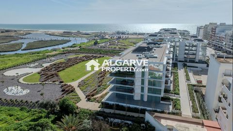 Découvrez ce superbe appartement T2 idéalement situé à Armação de Pêra, à quelques pas de la plage. Offrant des vues imprenables sur la mer et un intérieur spacieux et lumineux, cette propriété est parfaite comme résidence secondaire ou principale au...