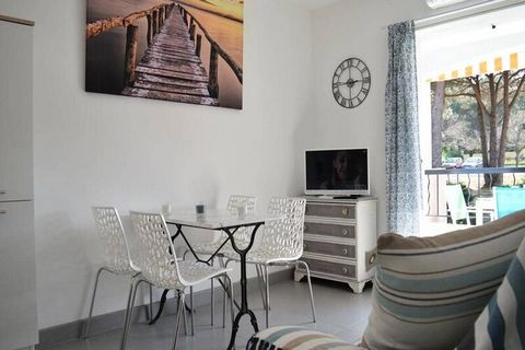 Accommodatie: Dit van airconditioning voorziene vakantieappartement voor een comfortabele vakantie. Het bestaat uit een woonkamer met ingerichte keuken, een groot terras, een slaapkamer met een tweepersoonsbed, een hut met twee stapelbedden, een badk...