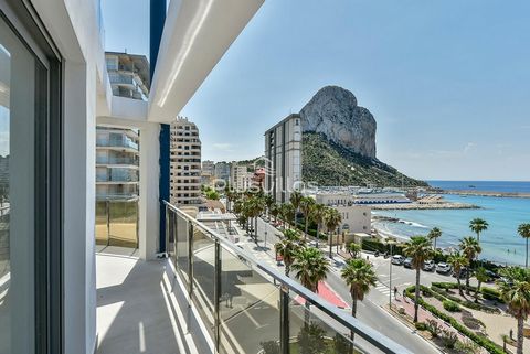 Apartamento de 4 dormitorios en Calpe, de nueva construcción, con piscina comunitaria y excelentes vistas al mar, a solo 50 m de la playa. Este apartamento de 169 m2, está situado en la quinta planta del edificio, ubicado al Sureste, a solo 50 m de l...