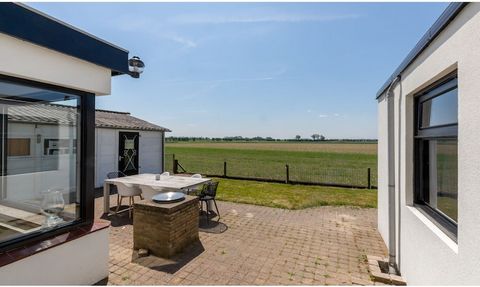 Modern ingerichte vakantiebungalow op park Duinland in Sint Maartenszee Duinland 15 is een prachtige vakantiebungalow in Sint Maartenszee met een moderne inrichting. De tuin is geheel omheind, wat natuurlijk fijn is als u uw hond mee wilt nemen. De k...