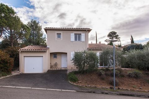 Schitterend gelegen te Nans-les-Pins in het zuidelijke deel van de Provence, het departement Var. Te midden van olijfbomen, bossen, uitgestrekte wijngaarden en châteaux. Nans-les-Pins ligt op 430 m hoogte. Een typisch Provençaals dorp, waar rust en s...