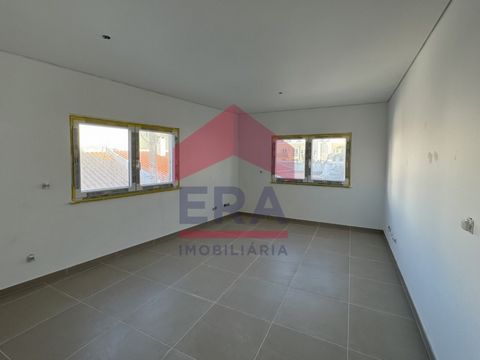 Piso nuevo de 2 dormitorios en Ferrel - Peniche. Con parking privado. En segunda planta. Consta de recibidor, cocina y salón diáfanos, dos dormitorios con armarios empotrados y uno con balcón, y baño completo. A 2 km de la playa de Baleal. Buen acces...