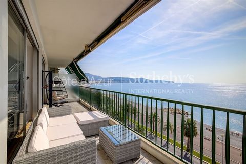 An der Promenade des Anglais, im vorletzten Stock einer Residenz in der Nähe des Beginns der Avenue de Fabron, zum Verkauf von Côte d'Azur Sotheby's International Realty, eine herrliche Fünfzimmerwohnung von 153 m² mit einer geräumigen 30 m² großen T...