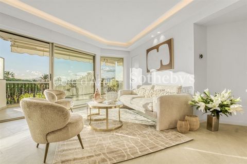 Schitterende locatie voor dit prachtige 3-kamer appartement met een oppervlakte van 75 m2, gelegen op een hoge verdieping en genietend van een prachtig uitzicht op de zee en het Esterel massief. Dit luxe appartement ligt in het hart van de legendaris...