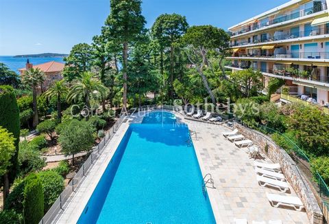 Bel appartement de quatre chambres, avec vue panoramique sur la mer à vendre à Cap D'Ail. Lumineux et spacieux, avec une vue imprenable sur la mer et le Cap Ferrat. Cet appartement de 5 pièces est en bon état mais il offre également un potentiel inté...