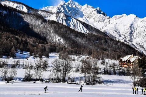 In een residentie Clos des Abeilles, een groot appartement van 70 m2 voor 8 personen en op 200 meter van het dorpscentrum van het Bains- en handelscentrum. Vous trouverez les remontées mécaniques du domaine de Serre Chevalier op 400m en de navette gr...