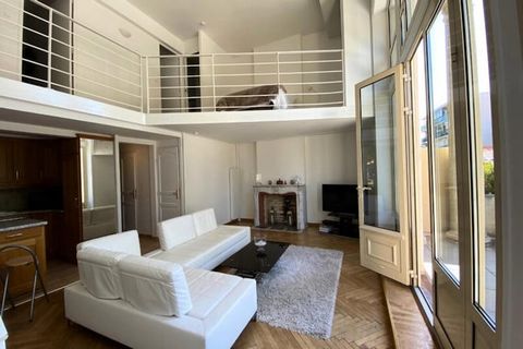 This luxurious 75m² T4 apartment, located in the heart of Arcachon, offers a comfortable and convenient stay for up to 6 people. Situated on the 1st floor of a prestigious residence, the apartment features direct access to local shops and the central...