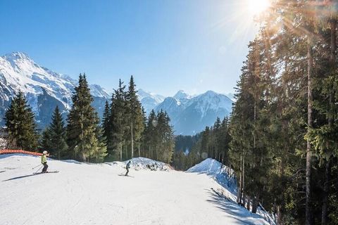 Questo spazioso appartamento si trova in uno splendido residence e offre viste mozzafiato sulle montagne circostanti. La struttura ט progettata per ospitare da 6 a 7 persone con 3 accoglienti camere da letto, di cui una con letto matrimoniale e altre...