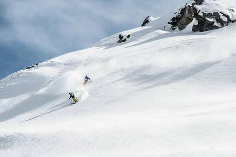 Residentie LES BALCONS DE TARENTAISE B gelegen op 50 meter van de pistes bij de Manessier-skilift, op 500 meter van de winkels en met een gratis pendeldienst aan de voet van de residentie. BTB02: Ruime studio voor 4 personen van 26m² op het zuiden, v...