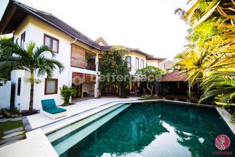 Deze prachtige villa met 6 slaapkamers, gelegen in het hart van Echo Beach, Canggu, biedt de perfecte mix van traditionele Balinese architectuur met moderne gemakken. Omgeven door weelderig tropisch groen en op slechts een korte loopafstand van het s...