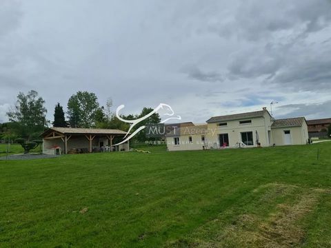 MAISON à la CAMPAGNE JOLIE MAISON Contemporaine (2016) de Plain-pied, sur un Terrain de 5 278 m² Composée d'une Pièce à Vivre de 47 m², trois Chambres, une Salle de Bain/Douche et un Wc séparé Un Garage attenant de 21 m², Sur l'arrière, une Grande Cu...