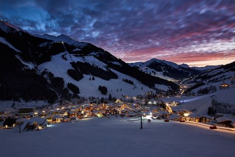 Dit goed ingerichte vakantieappartement in Saalbach biedt de perfecte combinatie van comfort en gemak, met twee badkamers met aparte toiletten, een eigen balkon of terras en een scala aan doordachte voorzieningen. De suite is uitgerust met een koffie...