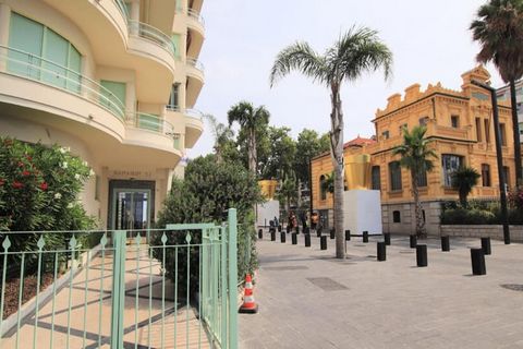 Dieses wunderschön gelegene Apartment an der Promenade des Anglais bietet einen atemberaubenden Meerblick und ist perfekt für einen erholsamen Urlaub. Das Apartment liegt auf einer oberen Etage und verfügt über ein geräumiges Wohnzimmer, das mit eine...