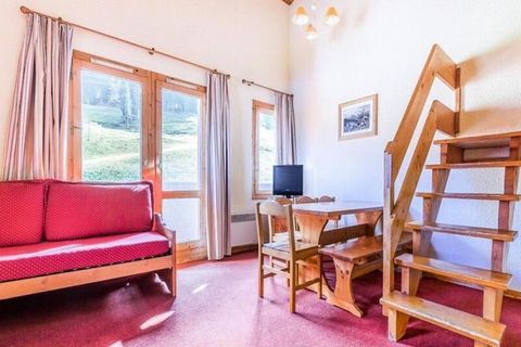 This charming Savoyard-style chalet in Valmorel offers a spacious 28 m² apartment that accommodates up to 5 guests, with a double BZ bed, three single beds, and a dining area. The apartment features a separate kitchen, a bathroom with a bathtub, a WC...