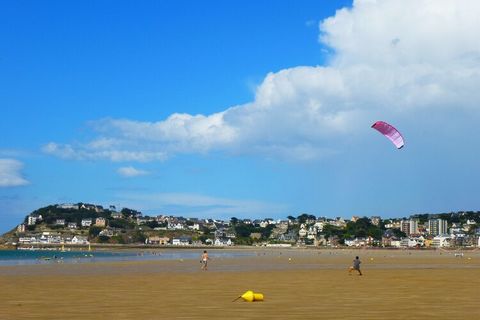 This Breton stone house is located on a large garden plot just 200 m from a beautiful little bay. It offers the perfect base to discover the region's natural beauty, rich history, and unique cultural heritage.You will enjoy a quiet location near the ...