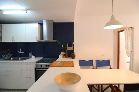 Charmant vakantieappartement op de begane grond met twee slaapkamers. Deze gezellige accommodatie beschikt over een open keuken naar de woonkamer, een wasruimte, een ruime eet- en woonkamer met een open haard, een slaapkamer met twee eenpersoonsbedde...