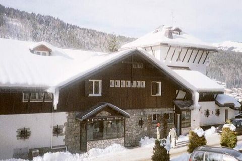 Residence på den soliga sidan av Morzine, enkel tillgång till centrum med gångbron som ligger 5 minuter bort. Gratis skyttlar passerar i närheten. Mezzanine studio på 1: a våningen i förhållande till entrén utan hiss till en bostad som ligger 5 minut...