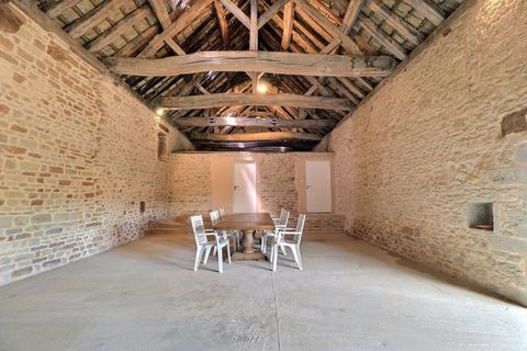 Im Herzen von Mâconnais biete ich Ihnen dieses von einem Architekten renovierte Steinhaus an. Es besteht aus einem alten Winzerhaus, einer ca. 70 m² großen Scheune und einem Nebenhaus. Das Haupthaus, das vollständig auf Kellern und Garagen gebaut ist...