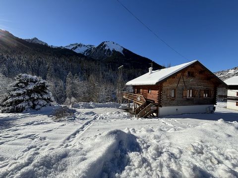 Châtel Immo, your real estate agency in the Abondance Valley, presents this 7-room chalet in the Chapelle d'Abondance area. Located in the town of Le Nant and facing south, it is accessible by car and bus, in particular by a shuttle stop located oppo...