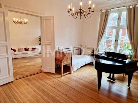 Willkommen in einer einzigartigen Altbauwohnung, die historischen Charme mit modernem Luxus verbindet. Diese großzügige 7-Zimmer-Wohnung erstreckt sich über beeindruckende 168 m² und bietet ein unvergleichliches Wohnerlebnis in einer der begehrtesten...