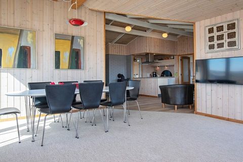 Casa vacanze con idromassaggio e varie attività situata a ca. A 100 m dal Mare del Nord e dal Lago Ferring. La casa si trova a 1030 m & # 178; grande appezzamento naturale con vista sulle dune dalla terrazza. La casa è ben arredata con TV a schermo p...