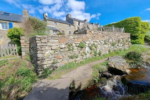 Herrlichen Meerblick von der erhöhten Terrasse und dem kleinen, geschlossenen Gartenteil bietet diese typisch bretonische Doppelhaushälfte. Bei gutem Wetter erspähen Sie sogar Ouessant, als Insel am Ende Frankreichs bekannt. Versteckt neben dem Haus ...