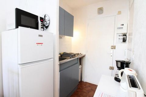 This beautifully renovated studio offers a cozy and functional space for up to 2 people. The studio includes an entrance, a well-equipped kitchen area, and a comfortable living room with a double bed (140x190), which opens onto a private balcony. The...