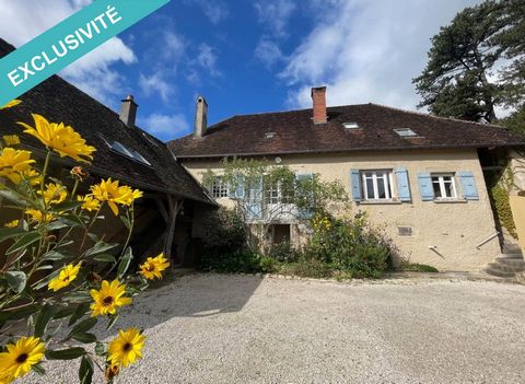 Située dans la charmante commune de Saint-Lothain, cette maison du XVIIe siècle offre un cadre de vie authentique au cœur du Jura. Bénéficiant d'un vaste terrain de 2000 m², cette propriété jouit d'un parc, d'une cour, d'une pergola et d'un jardin, o...