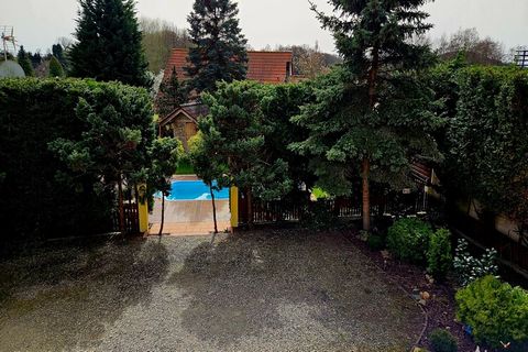 Großes Ferienhaus mit viel Platz für einen Urlaub mit der Familie oder mit Freunden. Ein großer Garten lädt zum Verweilen, Spielen oder zum Grillen ein und im privaten Außenpool können Sie sich an heißen Sommertagen abkühlen. Einen See erreichen Sie ...