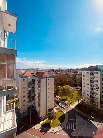 Morue. Poste 7058 Appartement de 3 chambres à Reboleira, entièrement rénové, proche de la station de métro Profitez d’une vue imprenable et d’une lumière naturelle abondante dans cet appartement de 3 chambres à Reboleira, situé à quelques pas de la s...