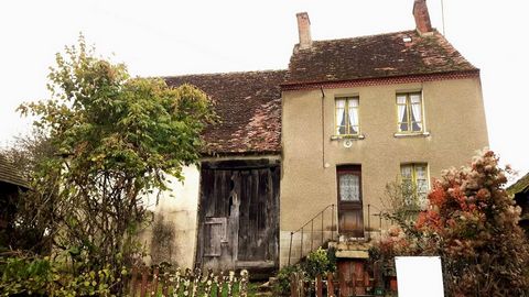 Close to the Vallée des Peintres with its beautiful villages of Crozant and Fresselines, and the Eguzon water sports centre, this stone house with its large barn is just waiting to be renovated. The staircase at the front leads to the ground floor, w...