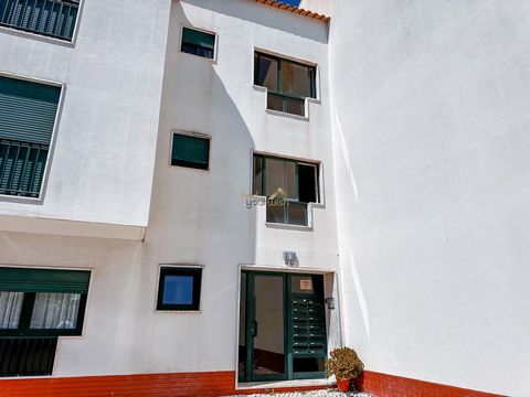 Entdecken Sie Ihr nächstes Zuhause in dieser charmanten 3-Zimmer-Wohnung mit Meerblick im atemberaubenden Praia das Maçãs. Diese Wohnung befindet sich im ersten Stock mit Aufzug in einem Gebäude mit nur 3 Etagen und bietet die perfekte Balance zwisch...