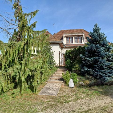 Venez découvrir cette maison spacieuse située route de St Marcellin à ST RAMBERT. L'habitation principale est de 140 m2 et offre un séjour de près de 40 m2, une cuisine séparée de 11 m2, 3 chambres de 14, 11 et 12 m2, une salle de bains et un WC indé...