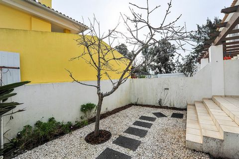 Découvrez cette fantastique villa T4 à Vila Nova da Caparica, un emplacement privilégié à quelques minutes des magnifiques plages de Costa da Caparica et de Fonte da Telha. Idéale pour ceux qui recherchent confort, praticité et proximité avec la mer....