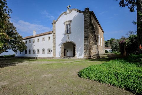 El convento, fundado en 1519 por el rey Manuel I, se construyó en un solar donde ya había una ermita votiva a San Antonio. Originalmente situado en un desierto junto al río Tajo, ofrecía a los frailes un ambiente de aislamiento y tranquilidad. Tras l...