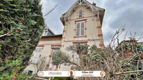 Sens, Philippe Joué, votre conseiller immobilier IKAMI, vous invite à découvrir cette spacieuse maison ancienne, placée dans un quartier résidentiel recherché. Idéalement située à proximité des commerces, elle est composée d'une entrée sur un dégagem...