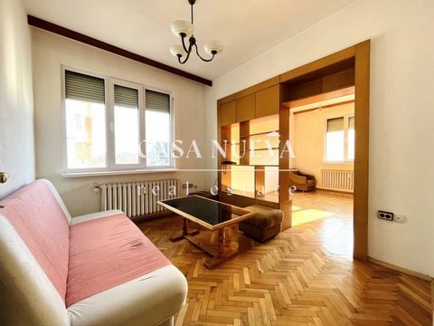 CASA NUEVA REAL ESTATE vend un appartement d’une chambre exclusivement fonctionnel situé dans le grand centre de Sofia - rue Pirotska. D’une surface habitable nette de 79,44 m², l’appartement bénéficie d’un excellent agencement et peut être facilemen...