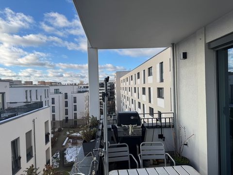 Dreizimmer Wohnung direkt am Mauerpark und Gleimkiez. Hochwertige Möbel, Küchen- und Badausstattung. Sie hat einen schnellen Glasfaser Internetanschluss und einen außerordentlchen Südbalkon mit Blick auf den Fernsehturm.