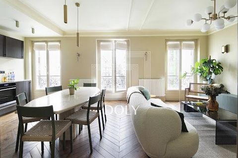 EXCLUSIVITY DOLY - NO AGENCY FEES - Paris 75011 / Rue du Chemin-Vert - Maurice Gardette, On the 2nd floor of a beautiful old stone building, a 3-room apartment of 53 M2 Carrez, completely renovated by an architect in 2022, consisting of an entrance l...