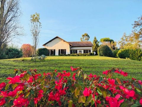 Coup de coeur assured for this beautiful villa of exception in quiet, in a privileged environment on the edge of 2 parks and close to the center of Gradignan With a total area of 376 m 2, you will be seduced by its entrance, its large bright living r...