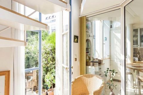 This elegant 83-square-meter apartment in the heart of Paris's 5th arrondissement offers a harmonious blend of historical charm and modern comfort, making it an ideal choice for both leisure and business travelers. Located in a 17th-century mansion t...