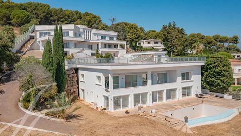 Diese zeitgenössische Villa mit einer Fläche von ca. 490 m² auf zwei Ebenen mit Pool befindet sich in einem Wohngebiet innerhalb einer geschlossenen Anlage und wurde auf einem Grundstück von ca. 1500 m² errichtet. Die noch nicht fertiggestellte Villa...