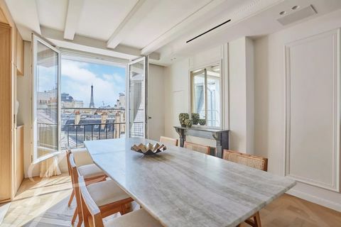 Rue de Ponthieu. In a stone building with elevator, janitor and refined common areas, we offer you a very elegant seventh-floor apartment, entirely renovated by an architect, with a surface area of 126 m² (Carrez law) with unobstructed views and balc...