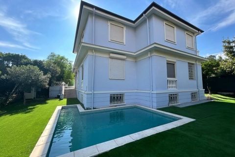 Magnificent villa in the center of Menton, a stone's throw from the beach and shops. Completely renovated with luxury fittings and elevator, comprising a double living room, study, spacious kitchen. Upstairs, 5 en suite bedrooms. Garden level: games ...