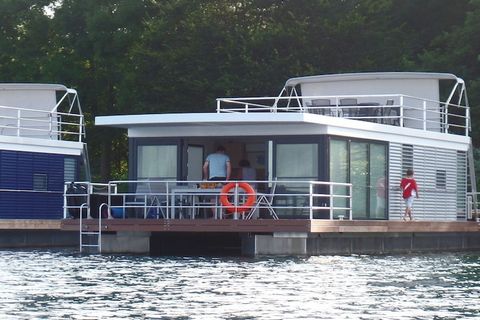 En el Mar del Norte, cerca de Xanten, esta casa flotante goza de una ubicación idílica en medio de un paisaje de lagos verdes. El Mar del Norte y el Mar del Sur son dos lagos interconectados. Alrededor de los lagos encontrará una gran variedad de act...