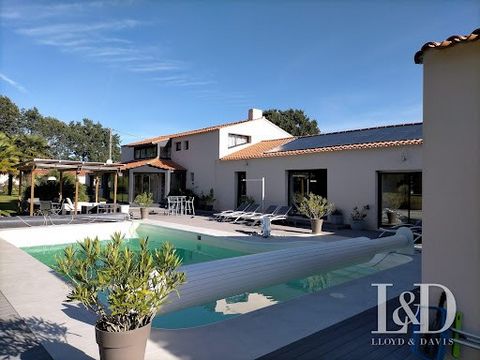 In close proximity to Bouaye, this 320 m² renovated farmhouse, done according to the rules of the art, will charm you with its exceptional environment, a park enclosed with more than 1.7 hectares of diverse species, as well as a pond welcoming you ri...